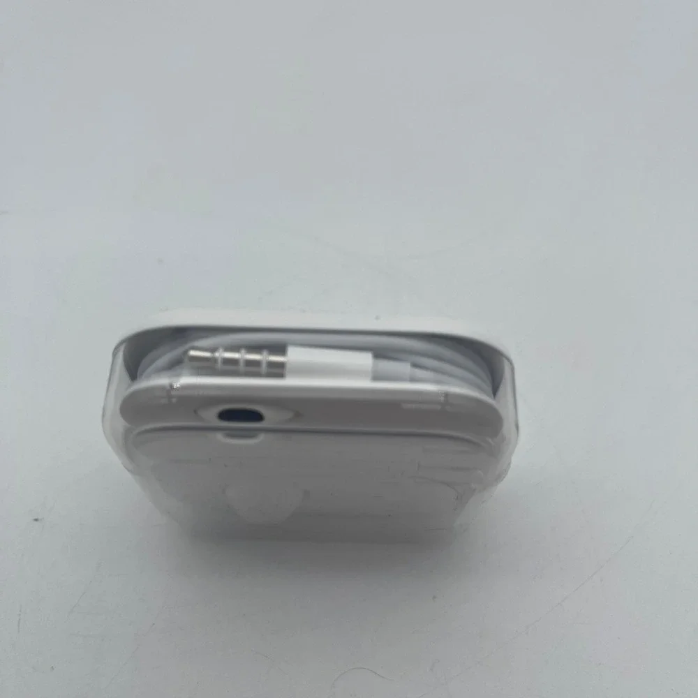 Apple EarPods with 3.5mm Headphone Plug and Remote White MD827LL/A New Case